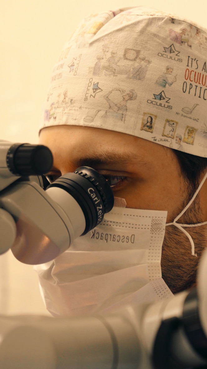 Dr. Gabriel utilizando microscópio cirúrgico